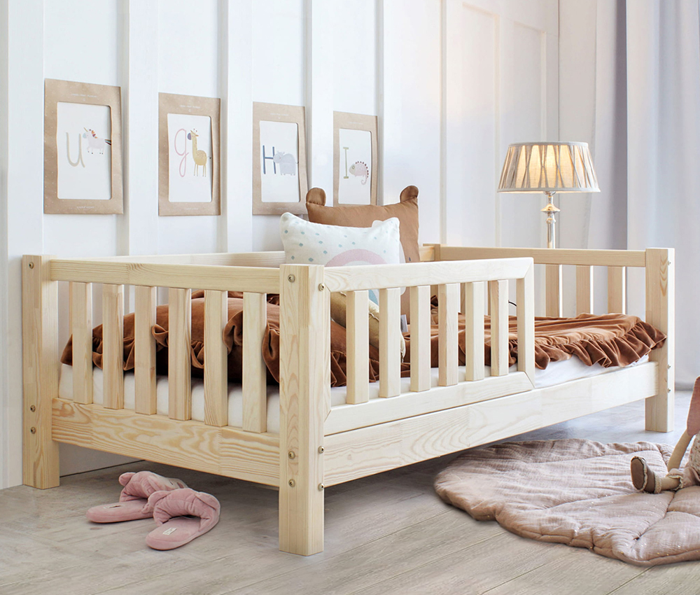 BASIC LOVE Montessori ágy oldalnézetből, természetes fa kivitelben