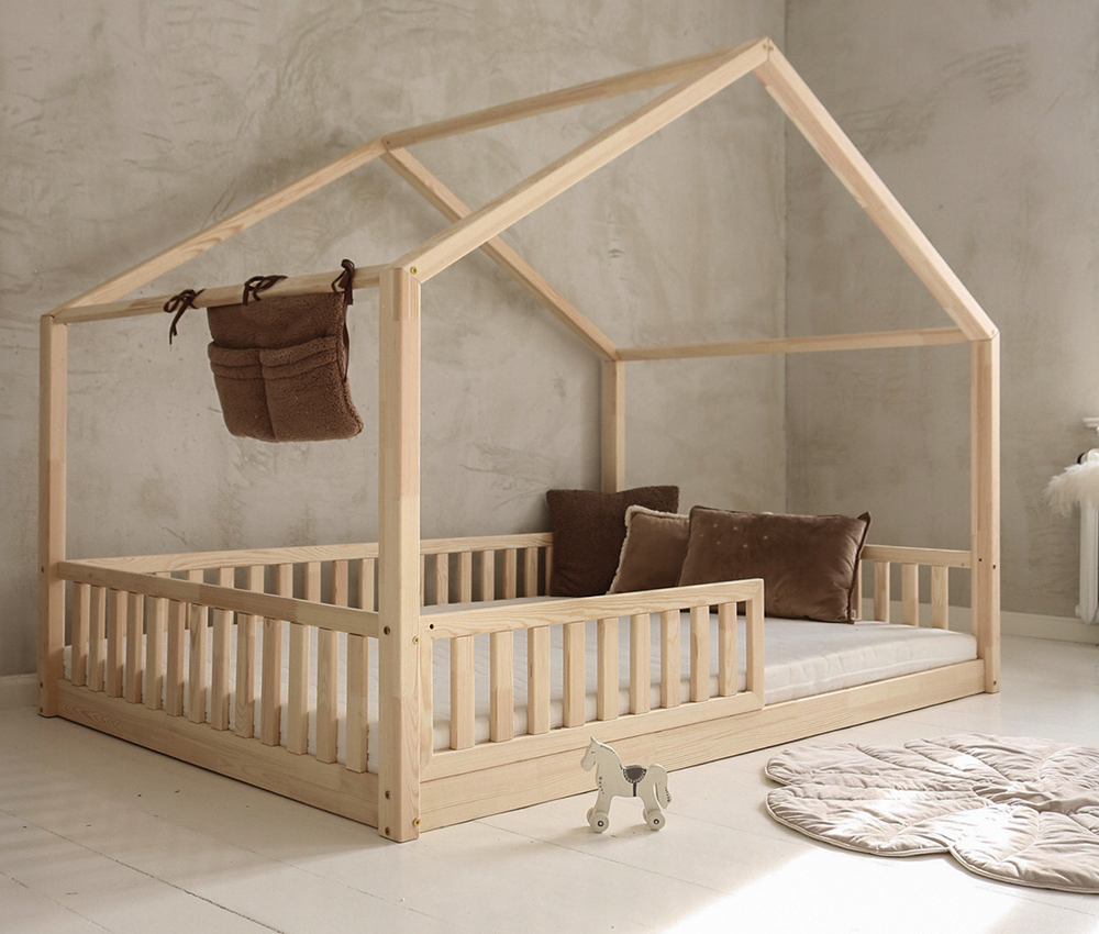 HOUSEBED WITH FENCE BARRIER házikóágy natúr fenyőből 200x140 cm