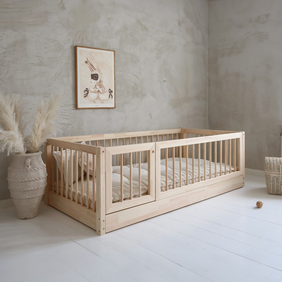 Luloo Bambi Natúr Montessori Vékony Rácsos Gyerekágy Zárható Ajtóval (120x200 Cm)